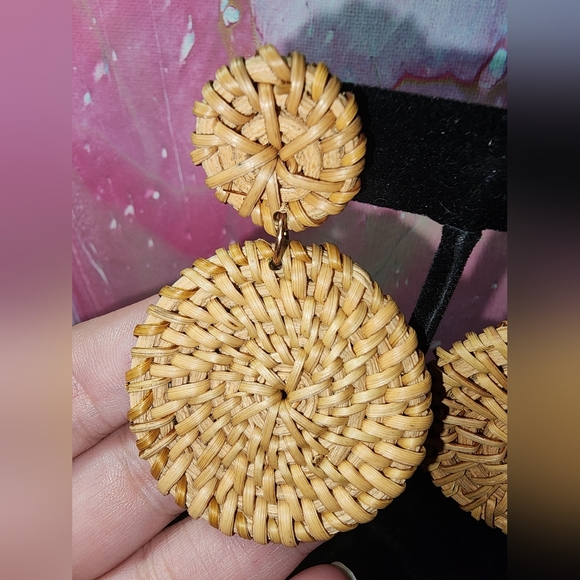 ❄️ 3/$10 WEAVE STRAW DOUBLE DISC BOHO RATTAN DANGLE EARRINGS - Picture 4 of 4